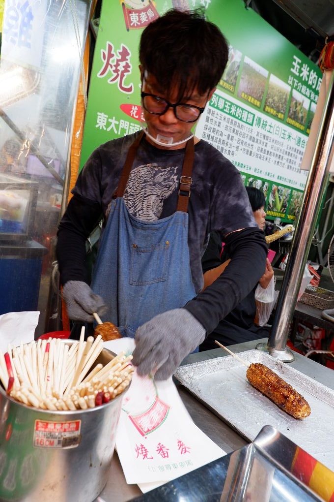 桃園中壢觀光夜市 中壢夜市東麥局烤玉米新明店 貝大小姐與瑞餚姐の囂脂私蜜話