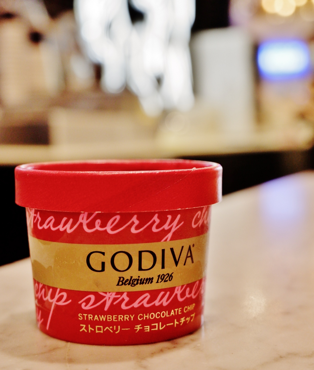 【霜淇淋推薦】Godiva 黑巧克力霜淇淋 x 黑巧克力碎草莓冰淇淋 @貝大小姐與瑞餚姐の囂脂私蜜話