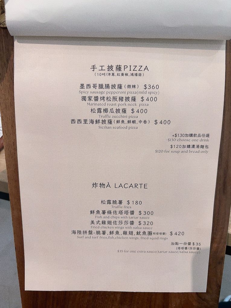 【桃園龍潭景觀咖啡廳推薦】The畔cafe&#038;dining 一百坪的空間裡，以歐式風格的設計為主軸，白色的牆壁及裝潢配上原木色調的桌椅，漂亮的植物、花草穿插其中&#8230;美極了！ @貝大小姐與瑞餚姐の囂脂私蜜話