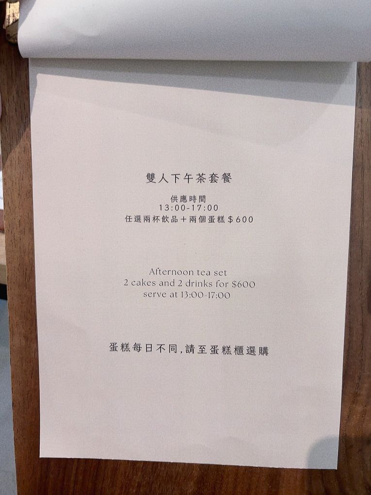 【桃園龍潭景觀咖啡廳推薦】The畔cafe&#038;dining 一百坪的空間裡，以歐式風格的設計為主軸，白色的牆壁及裝潢配上原木色調的桌椅，漂亮的植物、花草穿插其中&#8230;美極了！ @貝大小姐與瑞餚姐の囂脂私蜜話