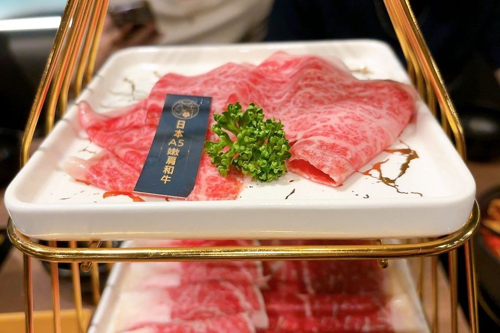 【蘆竹火鍋/鍋物 聚餐餐廳】金蒔鍋物 桃園大竹總店 肉品、食材、湯頭都非常有水準，還有自助吧吃到飽，CP超高，快帶著家人朋友一起來金蒔，度過美好金時！ @貝大小姐與瑞餚姐の囂脂私蜜話