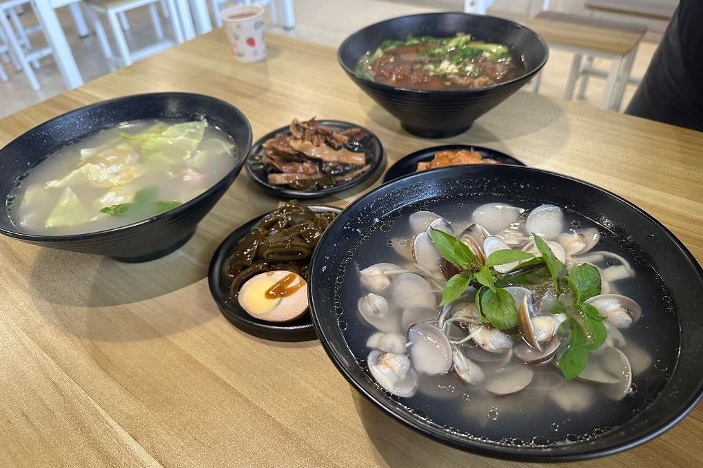 【中原大學 中壢牛肉麵推薦】鍾小勤麵食館  有著各式美味的餐點，同時還提供了免費的紅茶及豆花，這麼佛心的店值得帶著家人、好友一起品嚐！ @貝大小姐與瑞餚姐の囂脂私蜜話