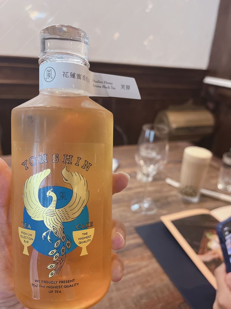 【信義區台菜茶鋪】永心鳳茶 微風信義店 結合台灣早期建築文化為店內裝潢亮點，有最美台茶沙龍之稱，彷彿從書架上取下的精裝書！ @貝大小姐與瑞餚姐の囂脂私蜜話