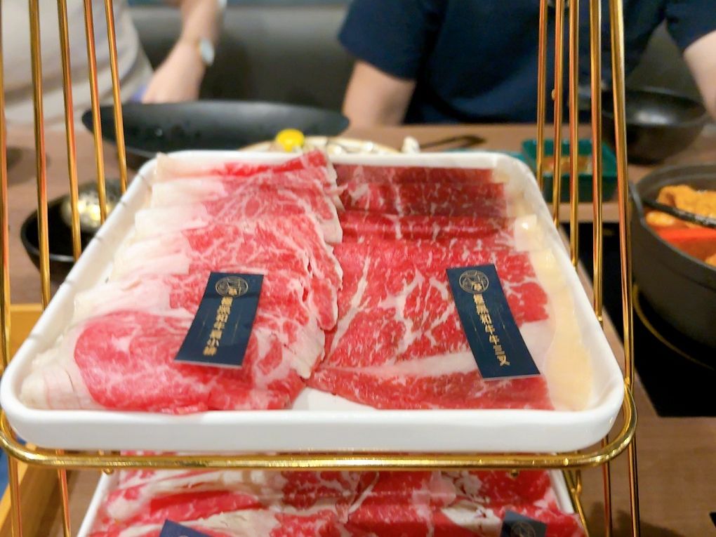 【蘆竹火鍋/鍋物 聚餐餐廳】金蒔鍋物 桃園大竹總店 肉品、食材、湯頭都非常有水準，還有自助吧吃到飽，CP超高，快帶著家人朋友一起來金蒔，度過美好金時！ @貝大小姐與瑞餚姐の囂脂私蜜話