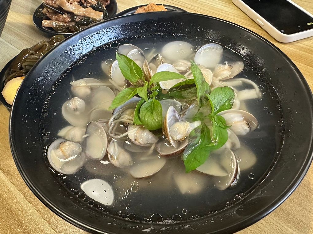 【中原大學 中壢牛肉麵推薦】鍾小勤麵食館  有著各式美味的餐點，同時還提供了免費的紅茶及豆花，這麼佛心的店值得帶著家人、好友一起品嚐！ @貝大小姐與瑞餚姐の囂脂私蜜話