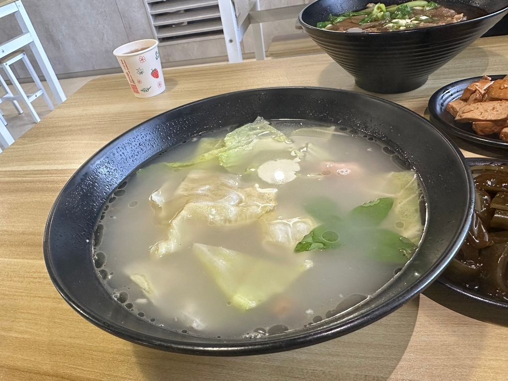 【中原大學 中壢牛肉麵推薦】鍾小勤麵食館  有著各式美味的餐點，同時還提供了免費的紅茶及豆花，這麼佛心的店值得帶著家人、好友一起品嚐！ @貝大小姐與瑞餚姐の囂脂私蜜話