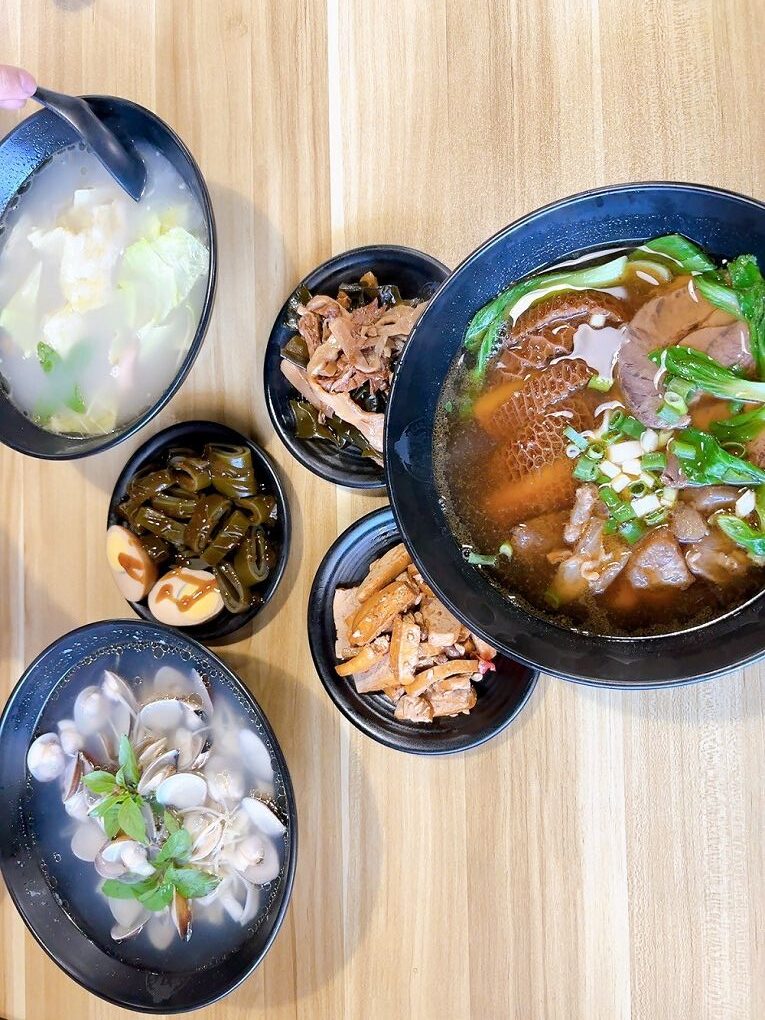 【中原大學 中壢牛肉麵推薦】鍾小勤麵食館  有著各式美味的餐點，同時還提供了免費的紅茶及豆花，這麼佛心的店值得帶著家人、好友一起品嚐！ @貝大小姐與瑞餚姐の囂脂私蜜話