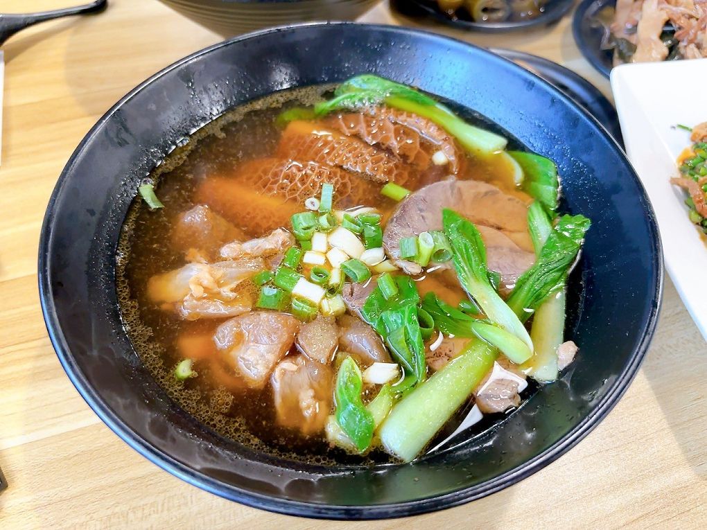 【中原大學 中壢牛肉麵推薦】鍾小勤麵食館  有著各式美味的餐點，同時還提供了免費的紅茶及豆花，這麼佛心的店值得帶著家人、好友一起品嚐！ @貝大小姐與瑞餚姐の囂脂私蜜話