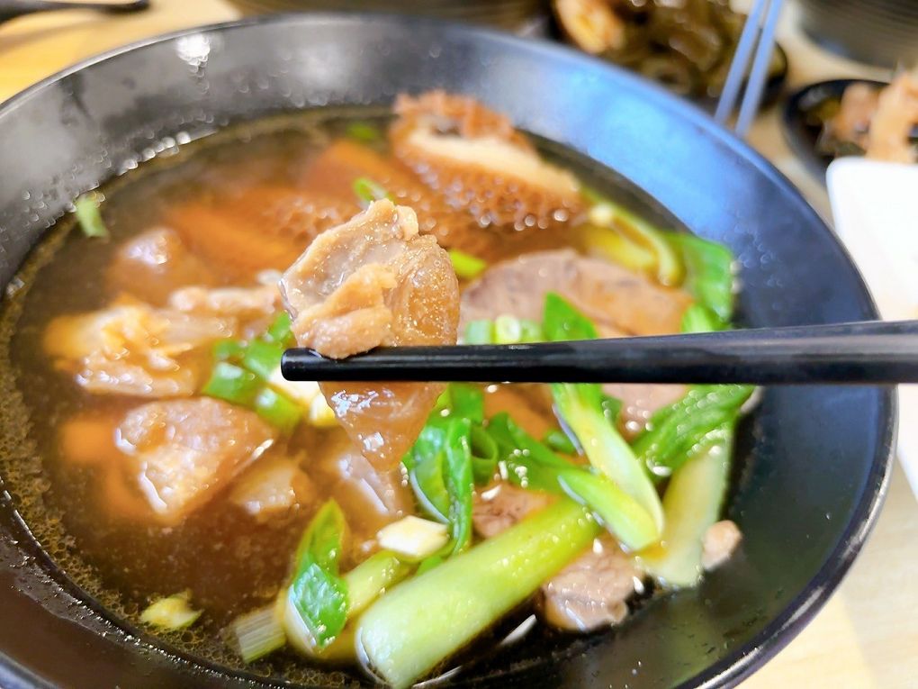 【中原大學 中壢牛肉麵推薦】鍾小勤麵食館  有著各式美味的餐點，同時還提供了免費的紅茶及豆花，這麼佛心的店值得帶著家人、好友一起品嚐！ @貝大小姐與瑞餚姐の囂脂私蜜話