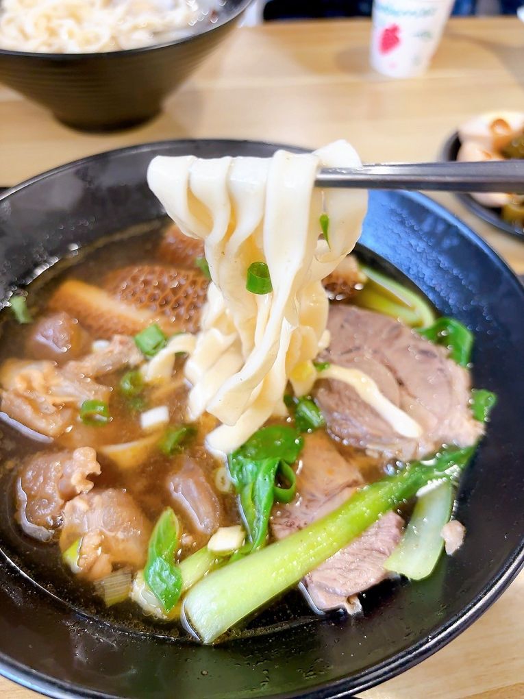 【中原大學 中壢牛肉麵推薦】鍾小勤麵食館  有著各式美味的餐點，同時還提供了免費的紅茶及豆花，這麼佛心的店值得帶著家人、好友一起品嚐！ @貝大小姐與瑞餚姐の囂脂私蜜話