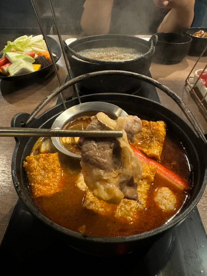 【蘆竹火鍋/鍋物 聚餐餐廳】金蒔鍋物 桃園大竹總店 肉品、食材、湯頭都非常有水準，還有自助吧吃到飽，CP超高，快帶著家人朋友一起來金蒔，度過美好金時！ @貝大小姐與瑞餚姐の囂脂私蜜話