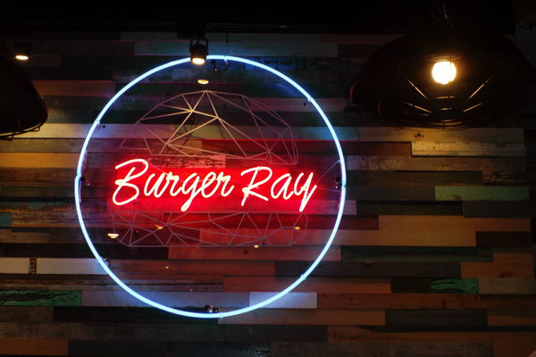 【台北 國父紀念館站】二訪 Burger Ray個性漢堡 @貝大小姐與瑞餚姐の囂脂私蜜話
